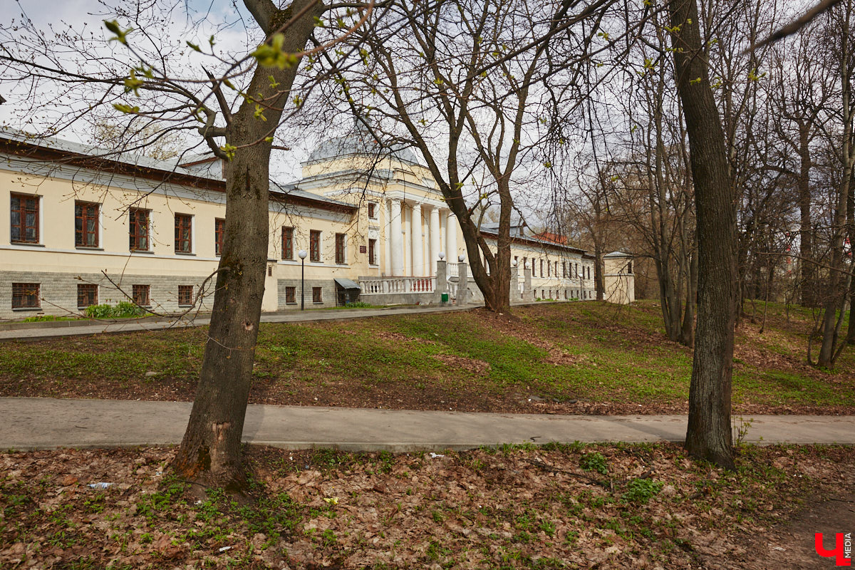 В первой половине XIX века Владимир развивался на основе первого регулярного плана застройки, утверждённого Екатериной II в 1781 году. На смену стихийно сложившейся, хаотичной постройке и кривым улочкам должна была прийти упорядоченная сеть городских кварталов с геометрически чёткой планировкой. На центральной улице стали появляться кирпичные купеческие дома, возводились новые общественные здания в стилистике зрелого классицизма, перестраивались старые. Ведущую роль в этом играл губернский архитектор Алексей Вершинский.